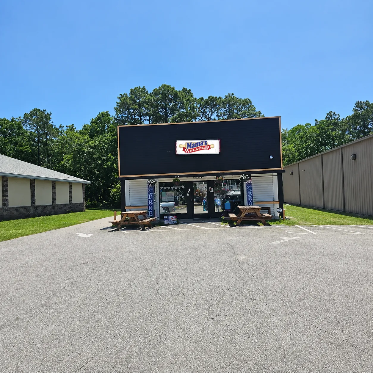 Mama’s Place storefront on Beach Drive in Calabash, with picnic tables out front under a blue sky